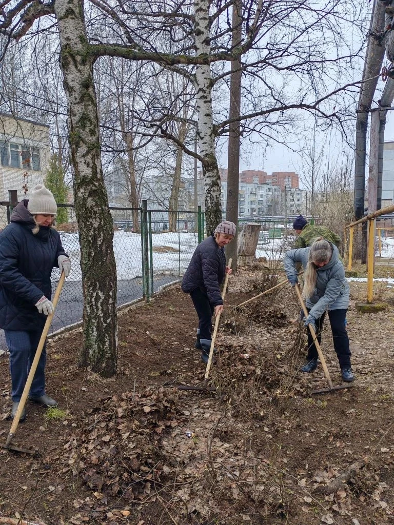 🌱 Субботник удался!  Сегодня, 3 апреля, несмотря на пасмурную погоду, наша команда — ученики, учител