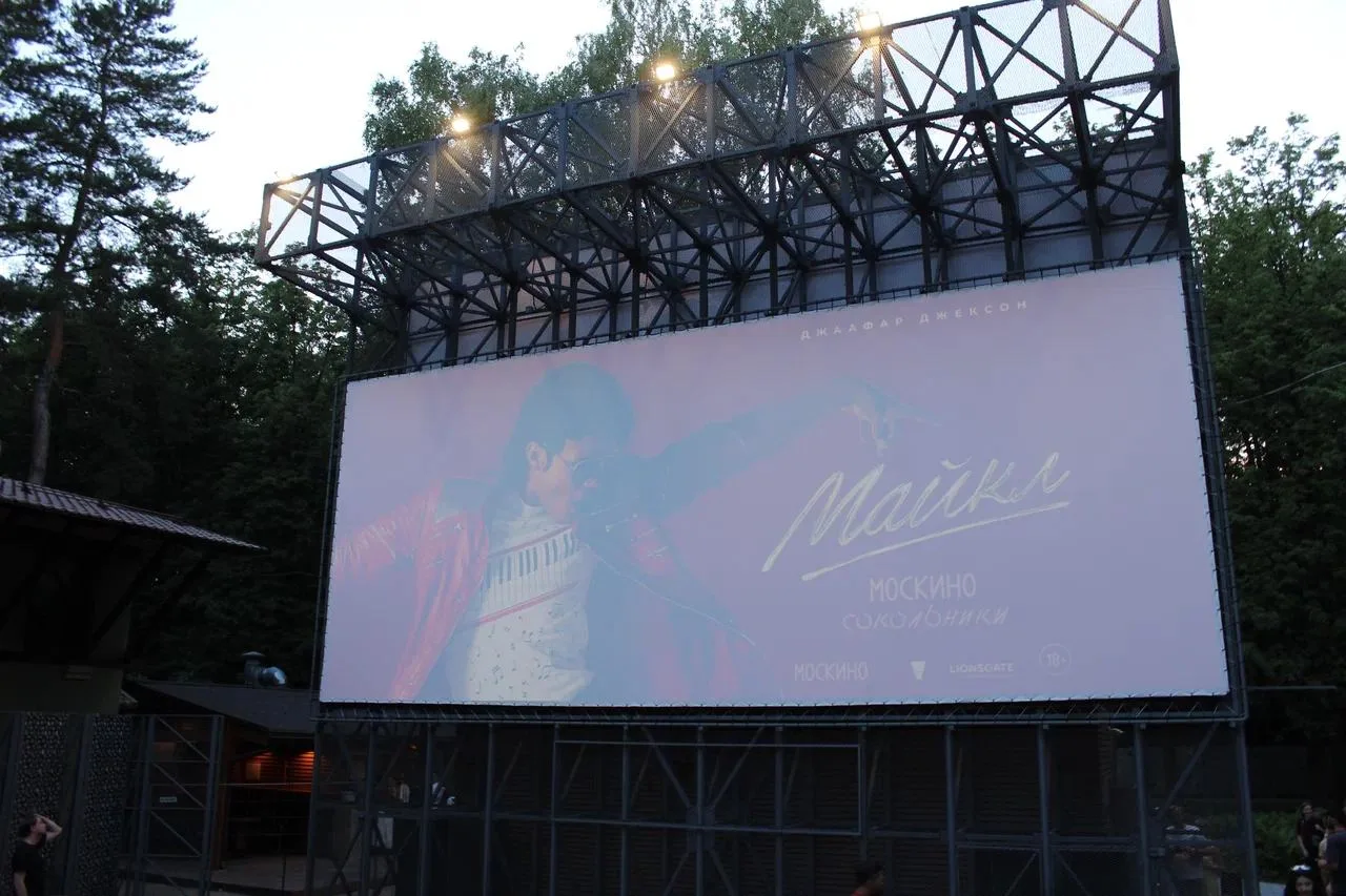 🎬 Плюс вайб однозначно!
Фото летнего кинотеатра «Москино Сокольники» передаёт атмосферу, но чтобы п