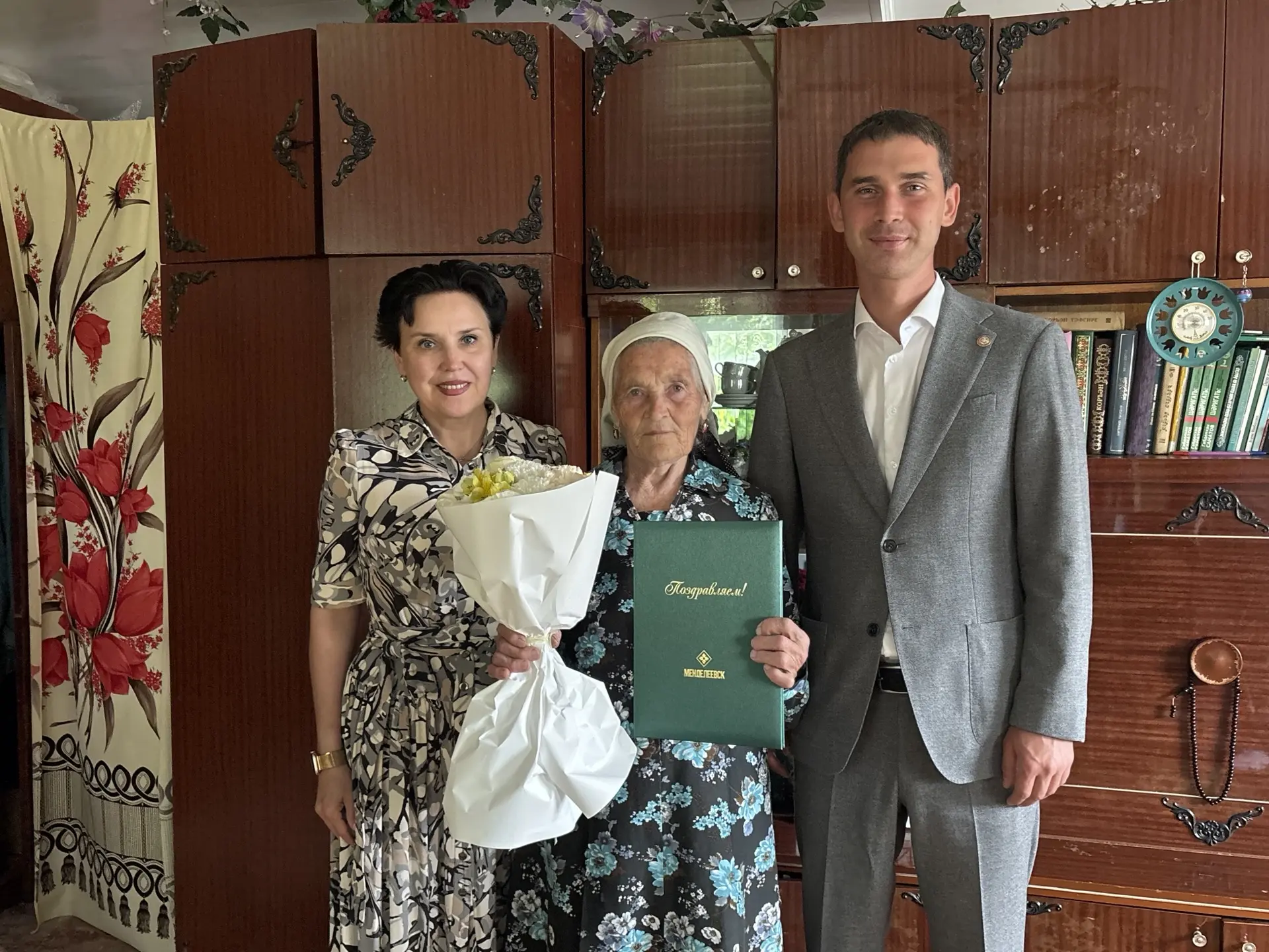 🙌Глава района Роберт Искандаров вместе с заместителем главы Лейсан Галеевой поздравили супругу вете