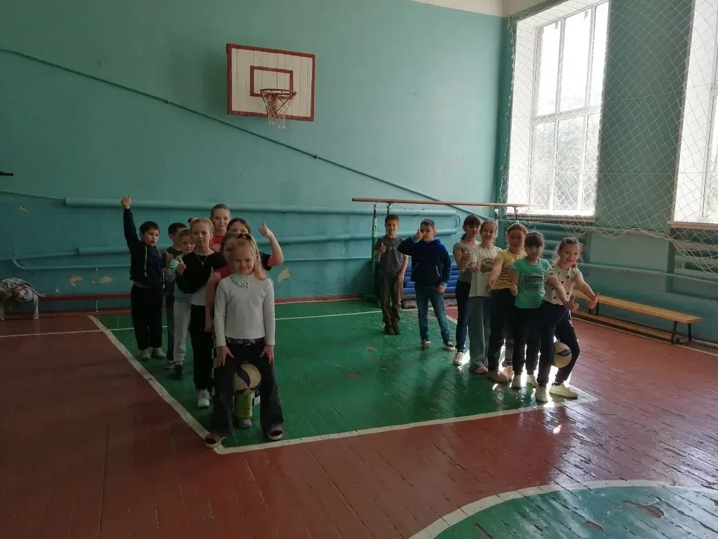 Площадка досуга встретила ребят спортивным праздником "Краски детства".  Дети приняли а...