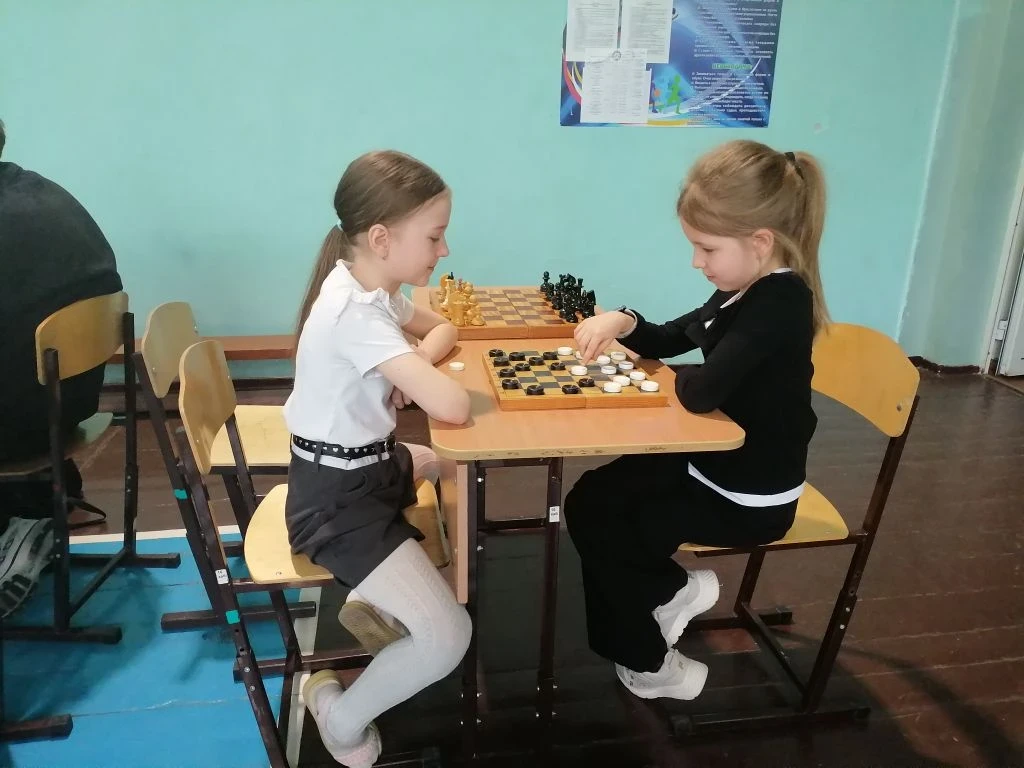 4 и 5 мая в школе состоялись соревнования по шашкам и шахматам. Турнир мы приурочили к великому праз