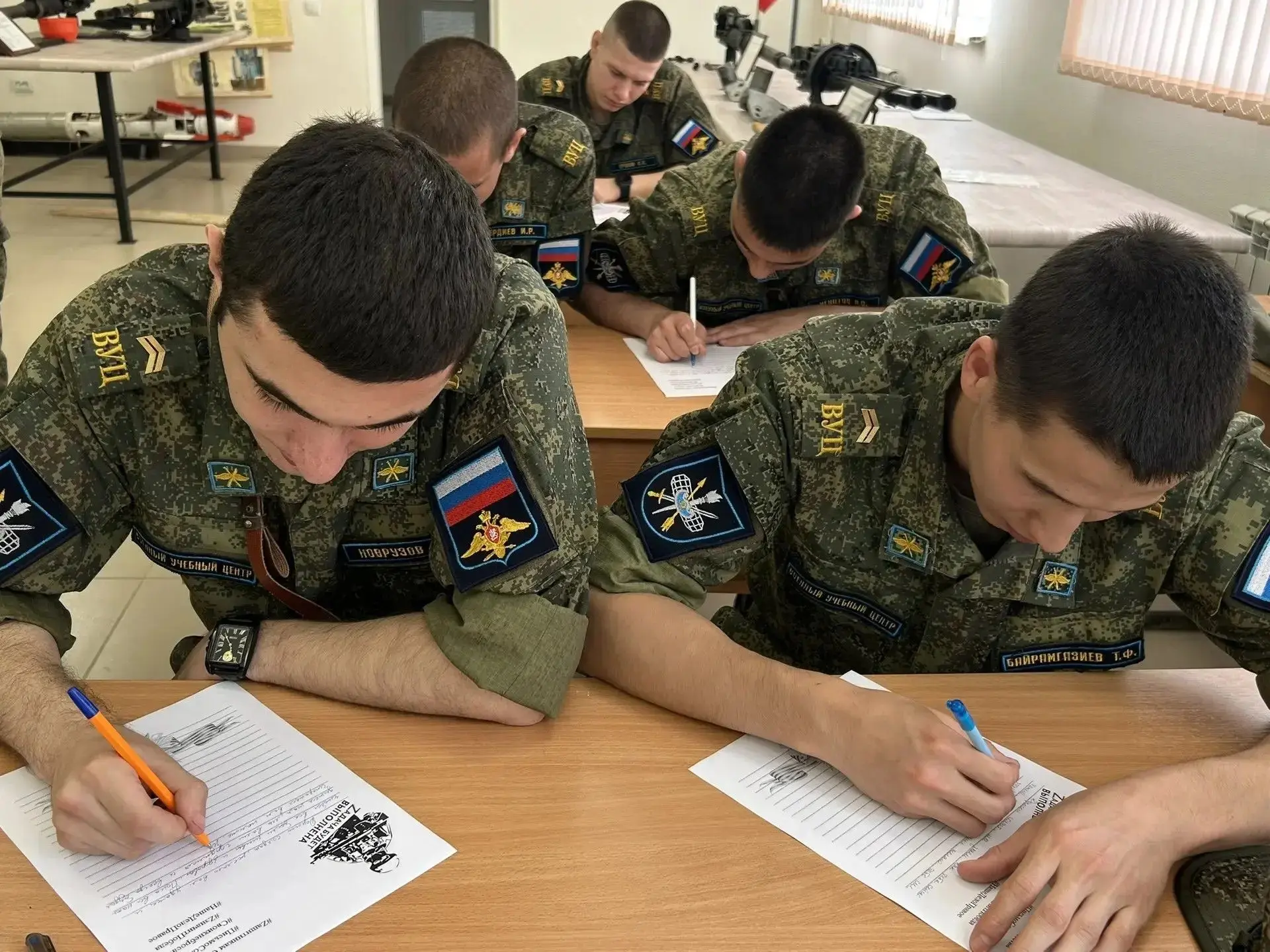 Студенты военного учебного центра при АГУ написали письма и сделали заготовки для окопных свечей

📝