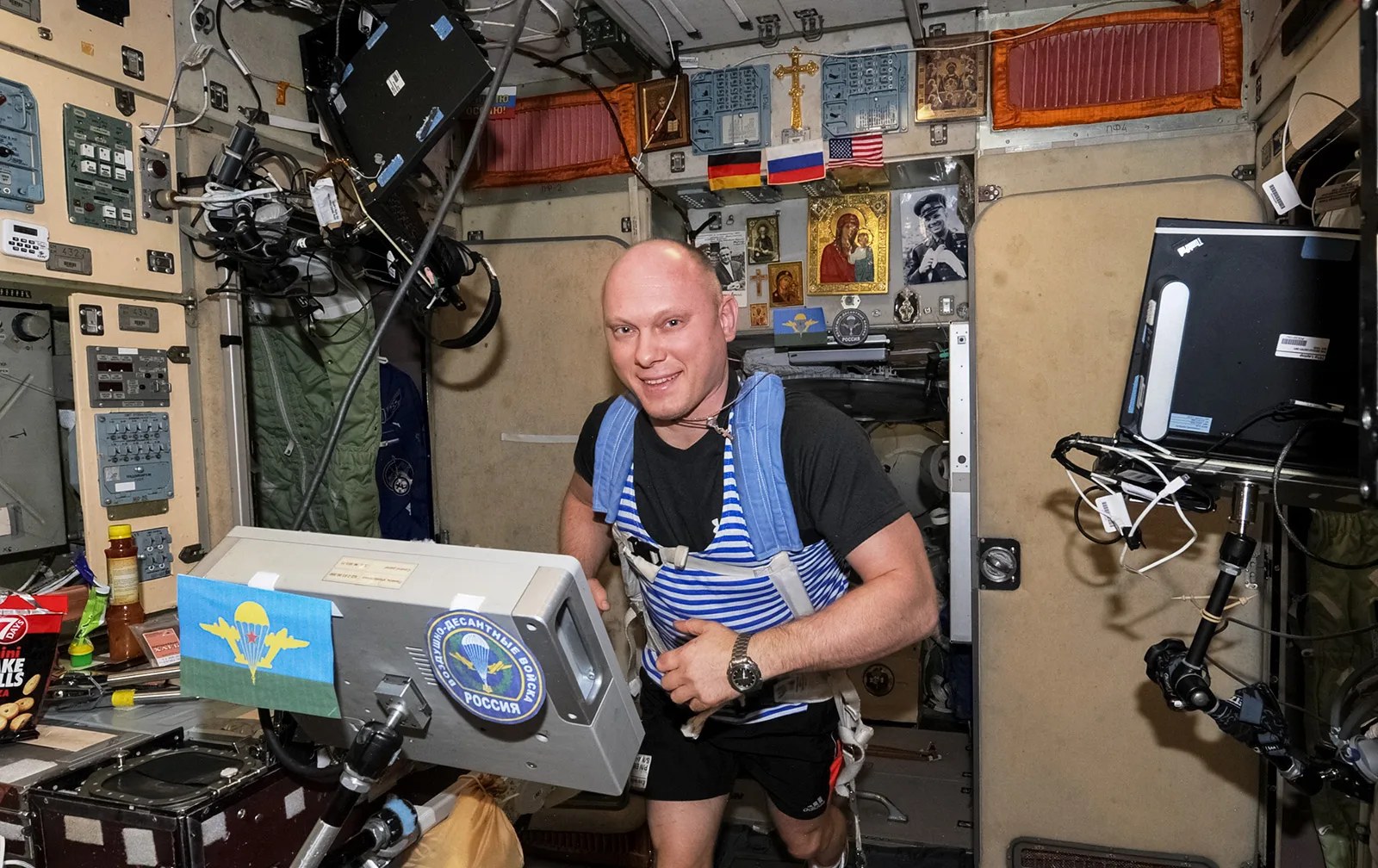 С Днём ВДВ!🚀🚀🚀

Друзья, сегодня на Земле и в космосе мы отмечаем День Воздушно-десантных войск Ро