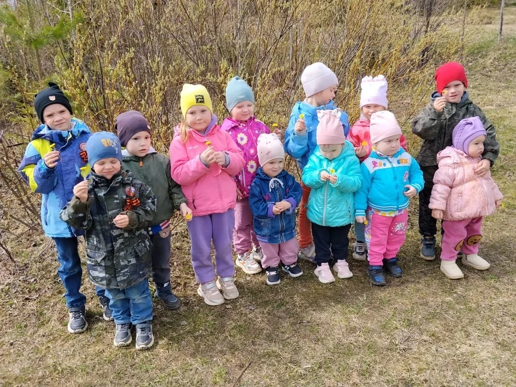 "Мать -  и - мачехи цветки, словно солнца огоньки. На пригорочке растут, прям из снега ...