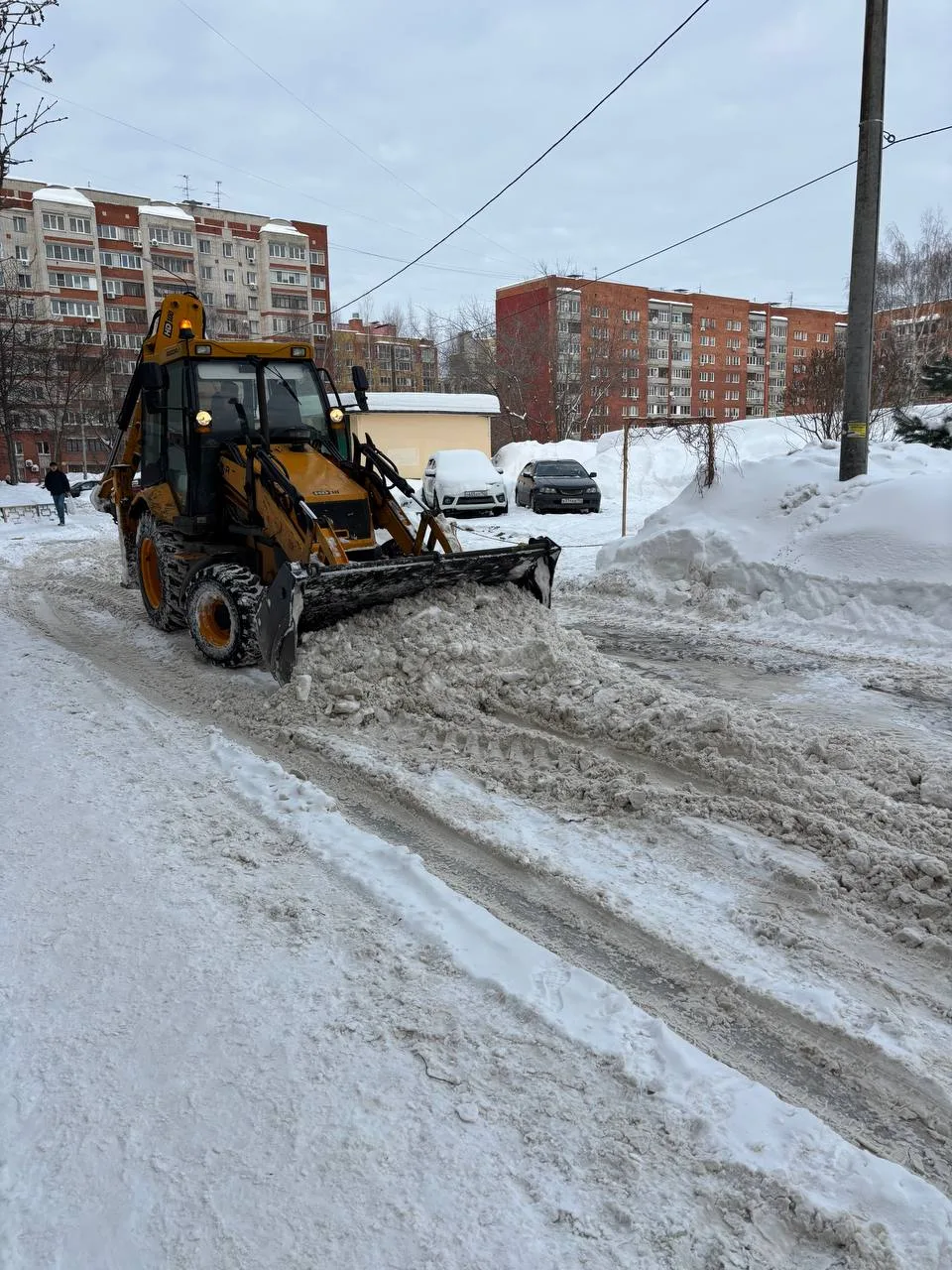 Продолжаем работать в усиленном режиме. Ежедневно очищаем придомовые территории от снега, чтобы обес