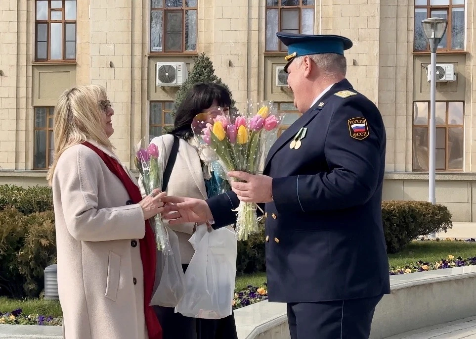 «Вам, любимые!»: судебные приставы Кубани подарили женщинам тюльпаны и мимозу в преддверии 8 Марта 💐