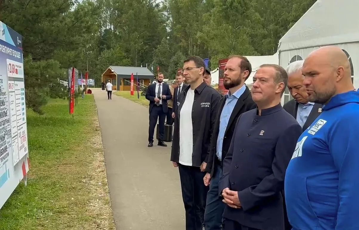 💼 Дмитрий Медведев приехал в Тверскую область с рабочим визитом

Его сопровождают полномочный предс