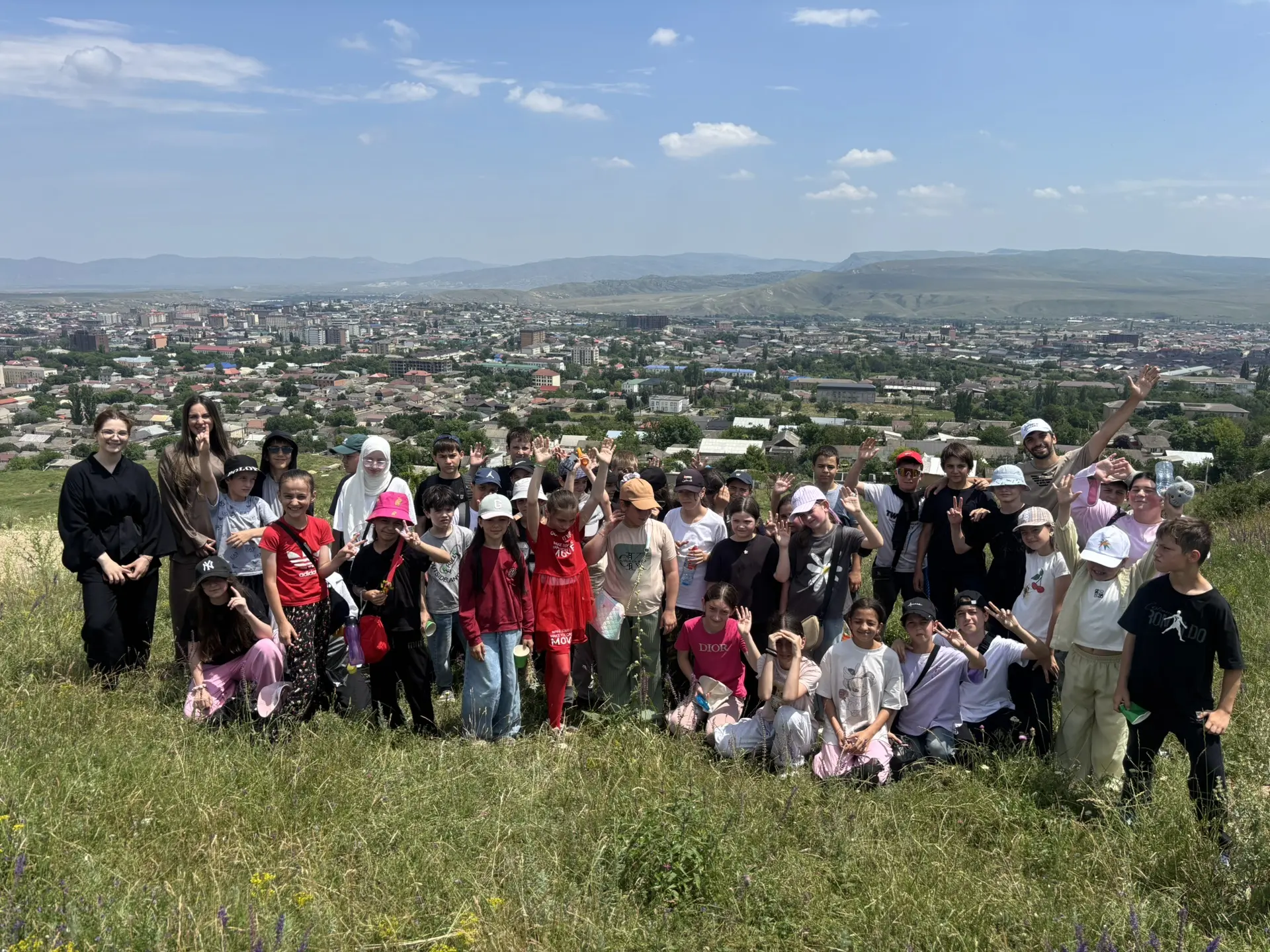 Поход на Беловедскую горку

В пятницу воспитанники лагеря «Островок детства» совершили увлекательный