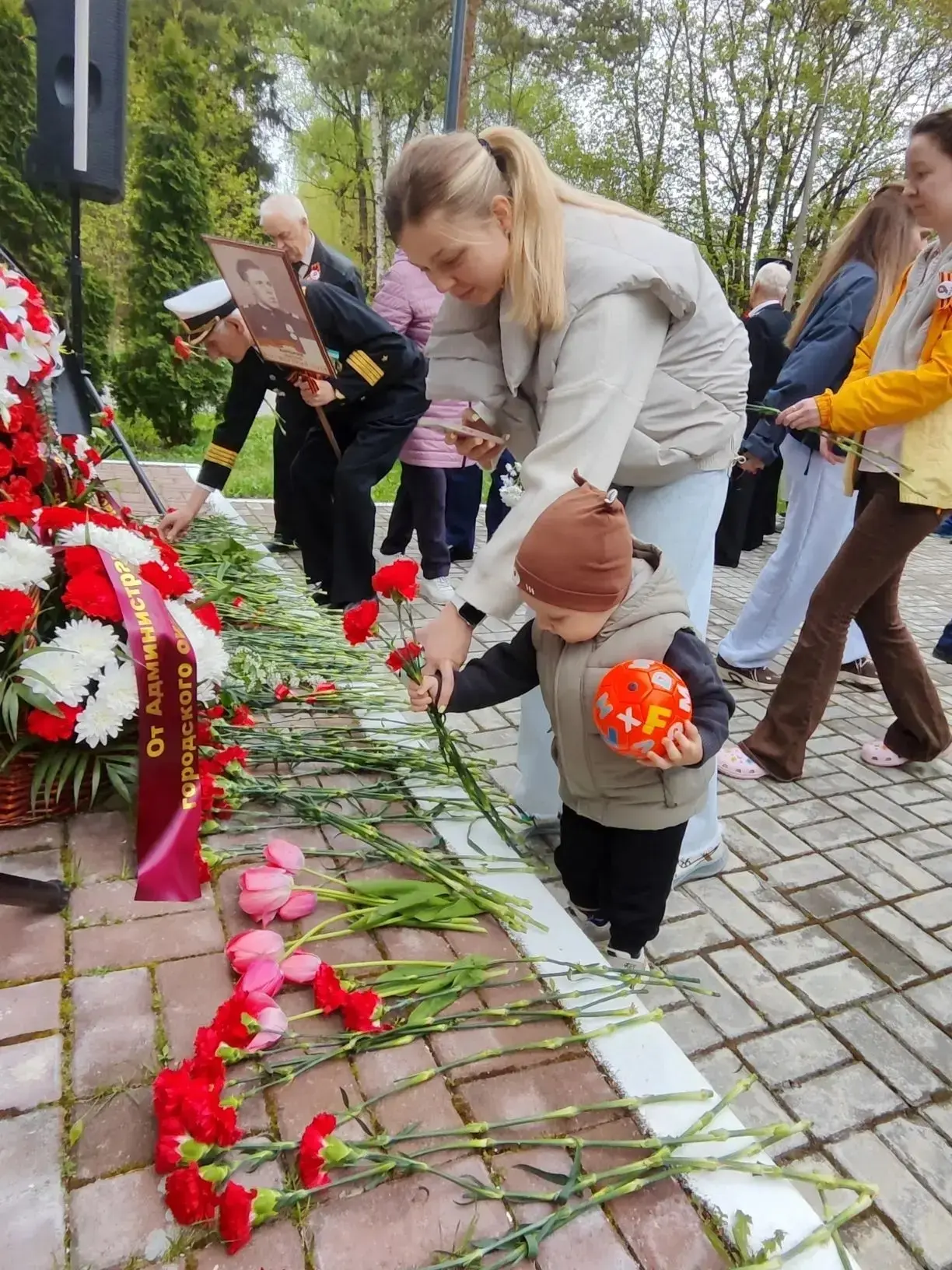 В честь 81-й годовщины Победы в Великой Отечественной войне на площади у монумента «Скорбящая мать» 