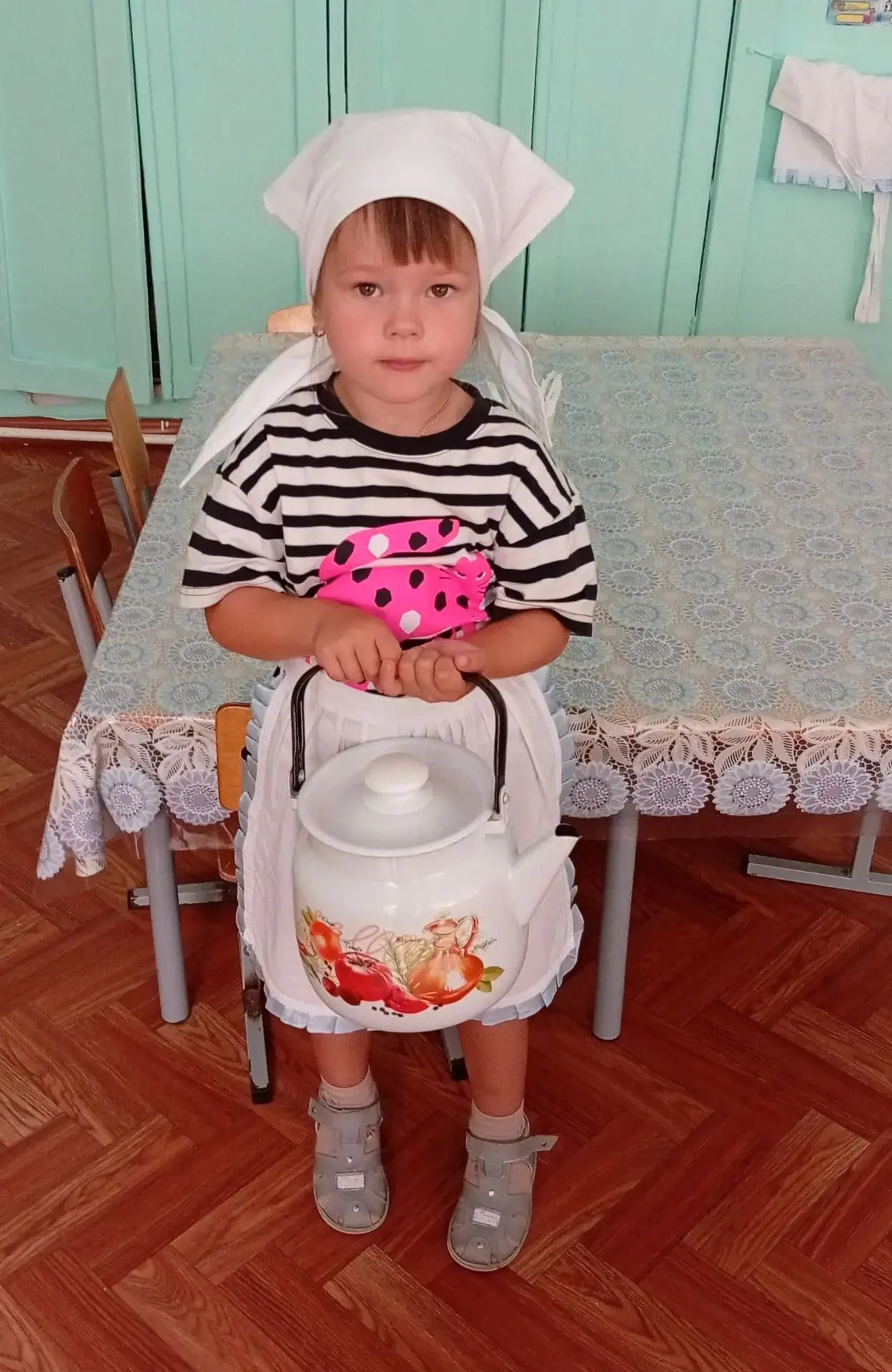 Дежурство во второй младшей группе — важная задача для детей. Они помогают взрослым поддерживать пор