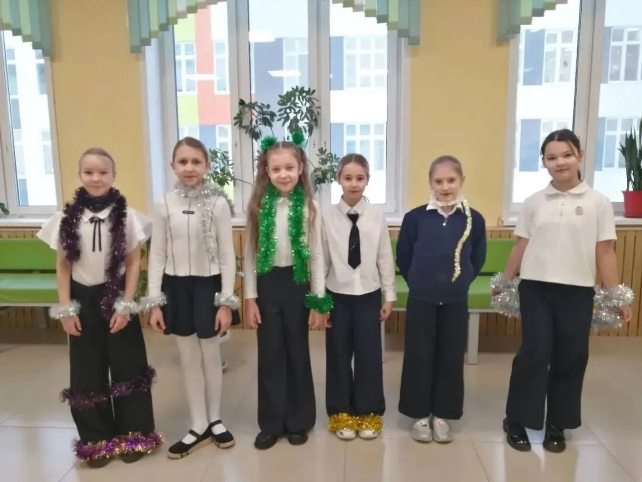 ✨ День мишуры   12 декабря в нашей школе прошел тематический «День мишуры».В этот день ученики прояв