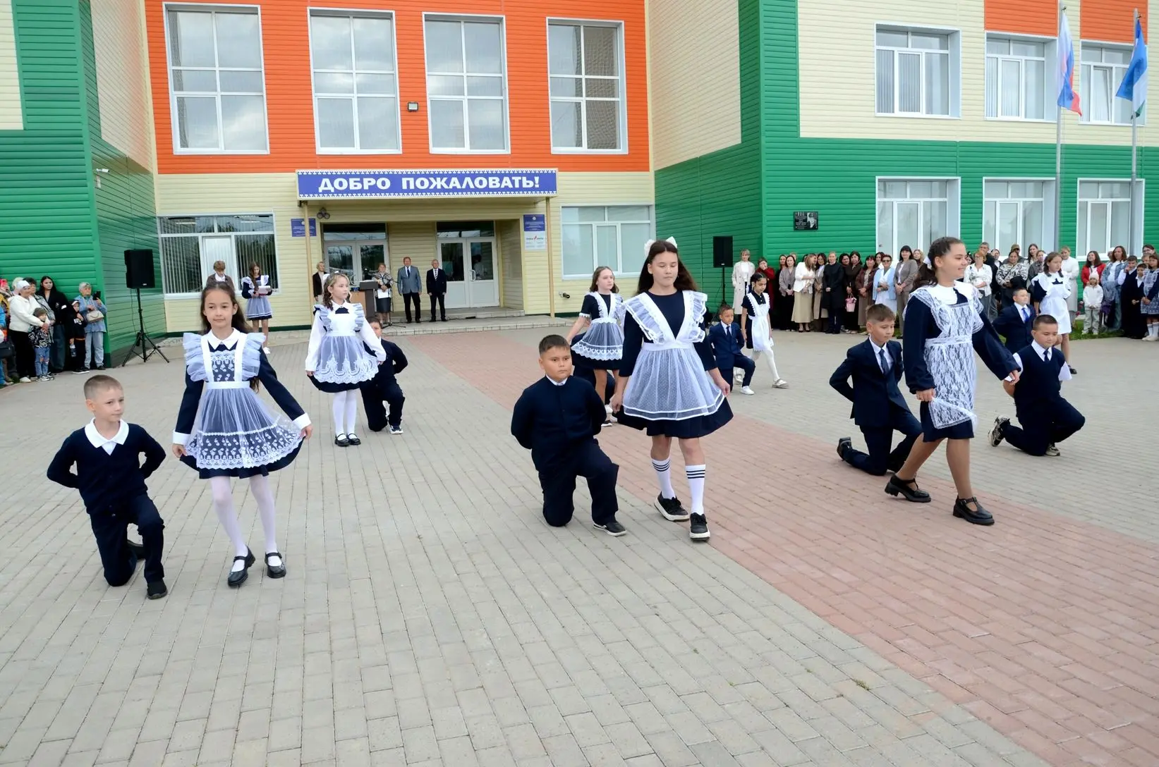 Торжественная линейка в День знаний в Языковской средней школе прошла в очень теплой тр...