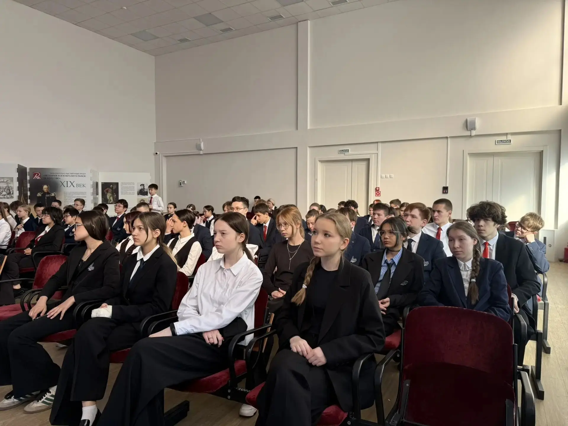 🎧 Музыка в наушниках, городские афиши, стильный дизайн одежды, удобные мобильные приложения… Всё это