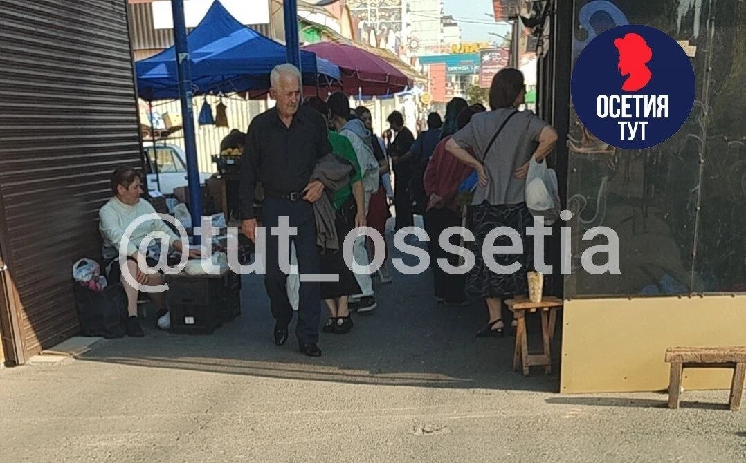 🛒 Тротуар на Владикавказской превратили в стихийный рынок.
