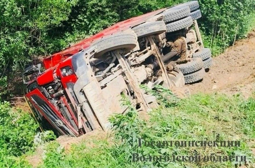 Водитель грузовика попал в больницу после ДТП под Тотьмой
