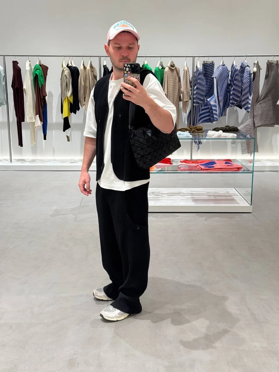 Классный образ от Issey Miyake — костюм, состоящий из жилетки и брюк, который выглядит современно, с