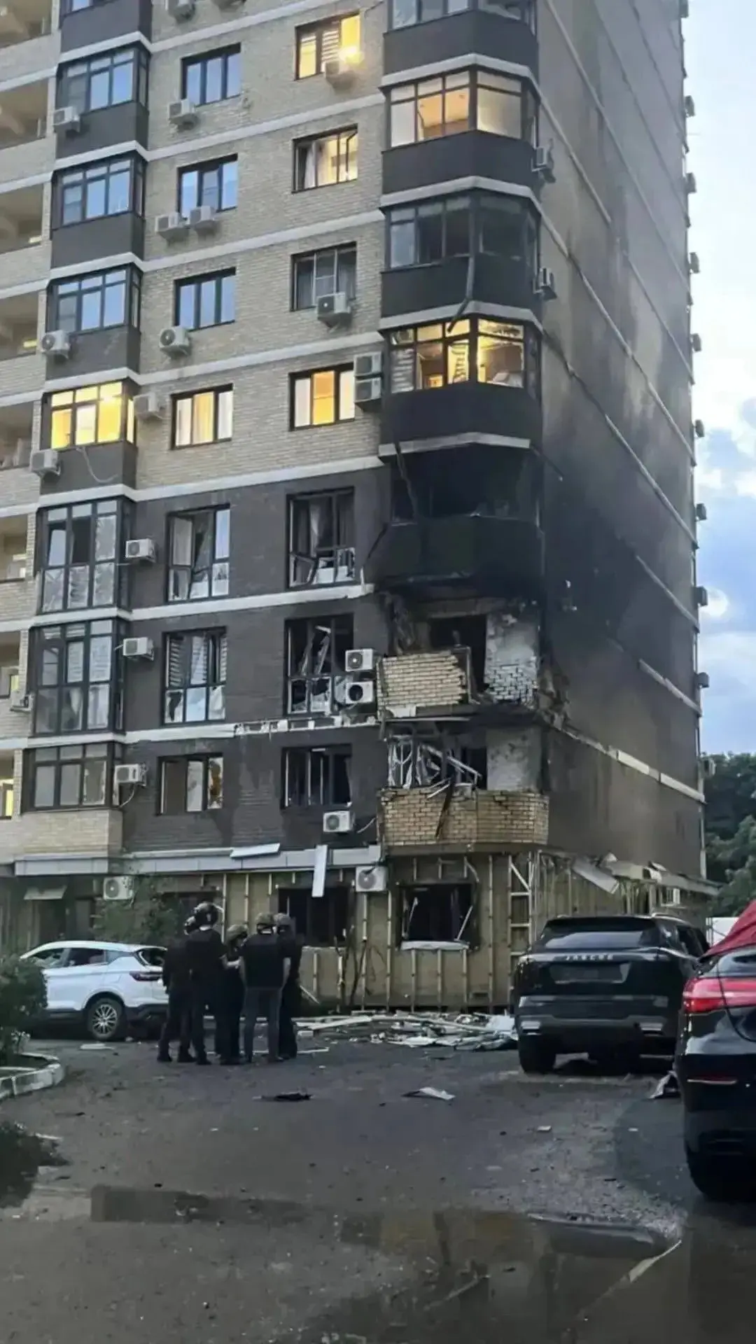 Ещё кадры с места ЧП в Краснодаре: семья с четырьмя детьми осталась без крова