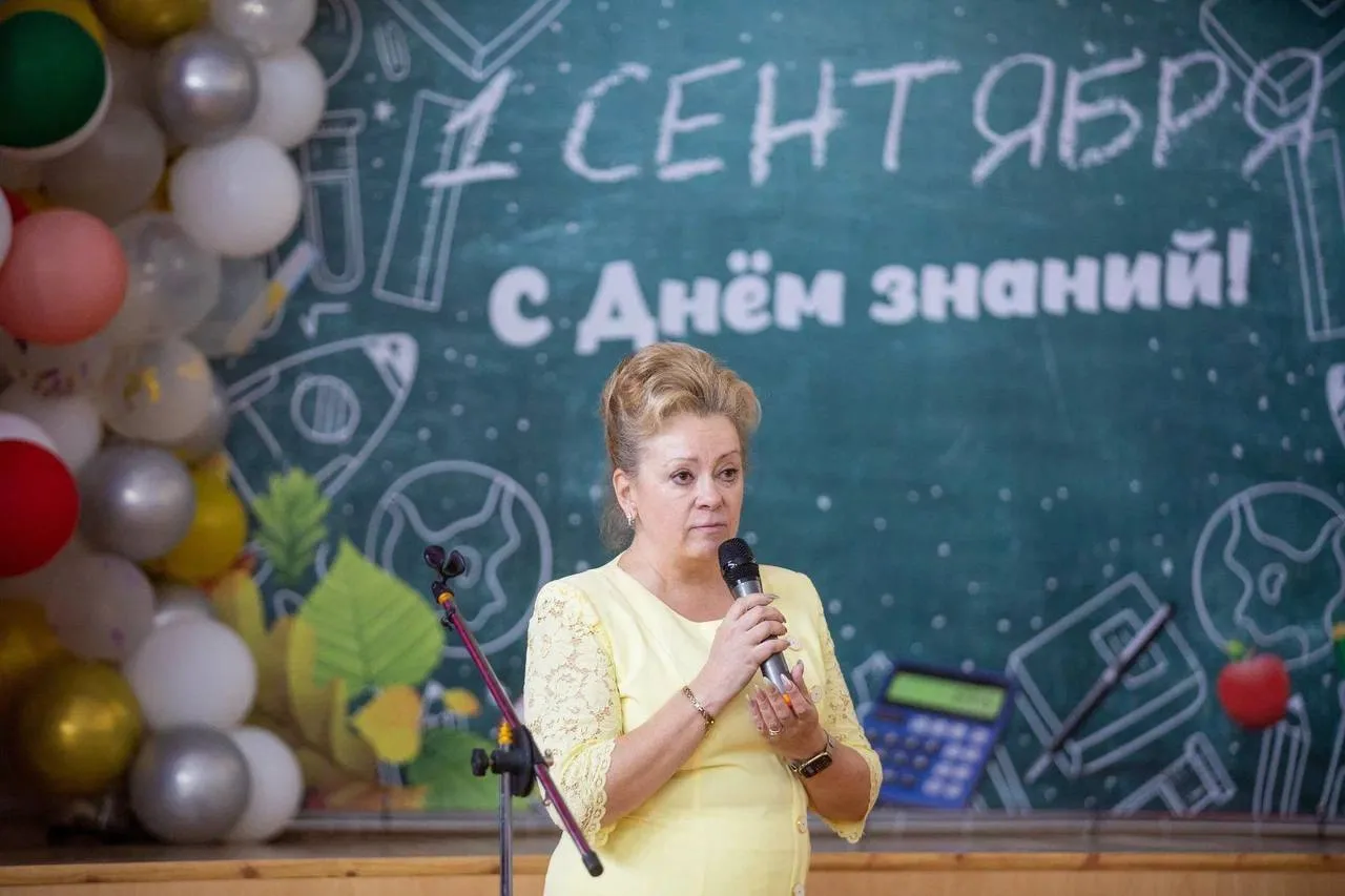 На торжественной линейке поздравила с Днём знаний первоклассников, будущих выпускников ...