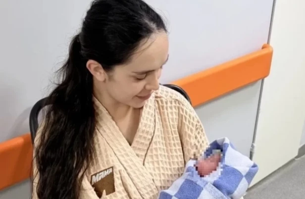Жительница Нового Уренгоя родила мальчика на борту самолета