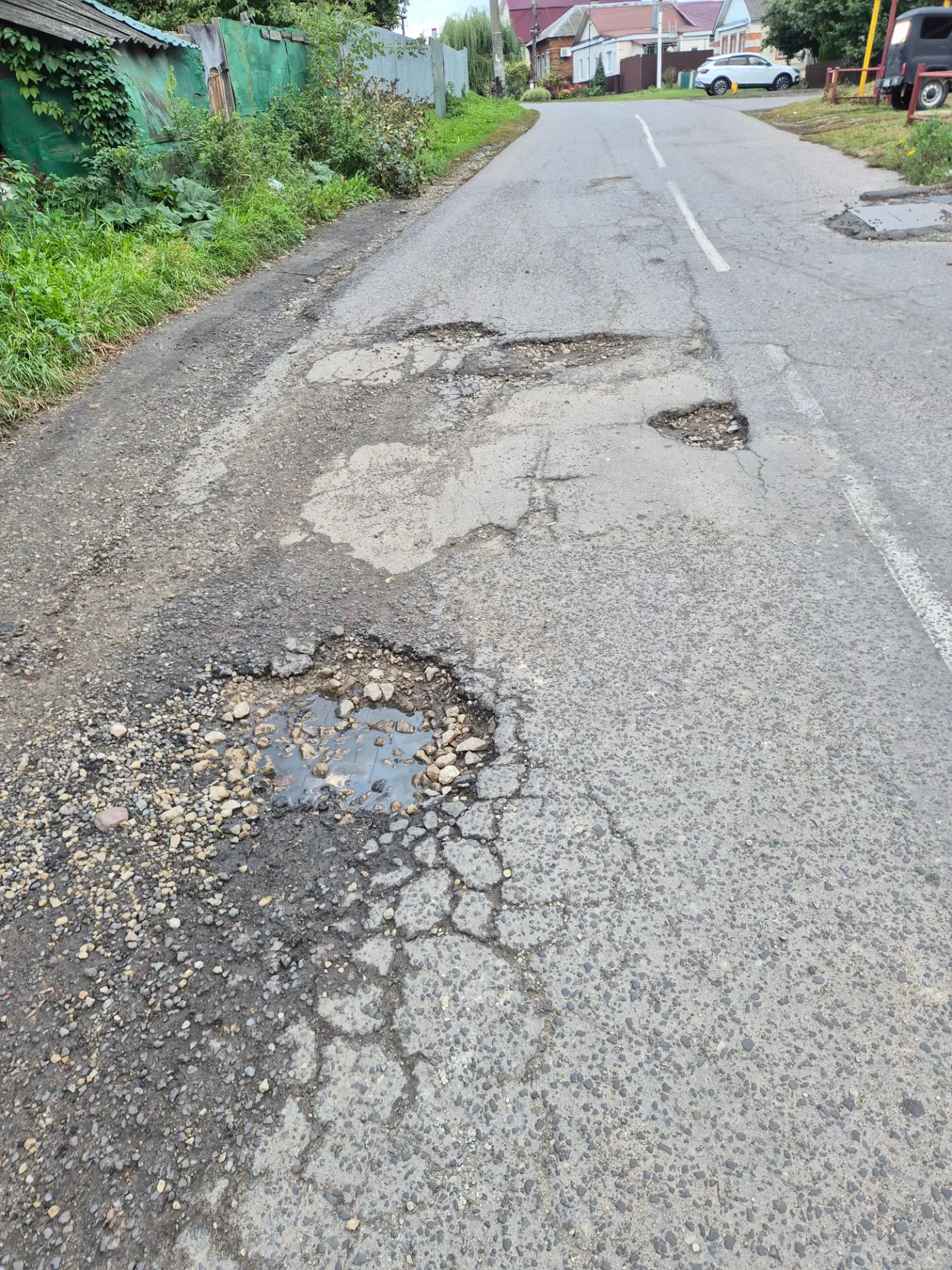 Жители ул. Белаховой годы ждут ремонта ям