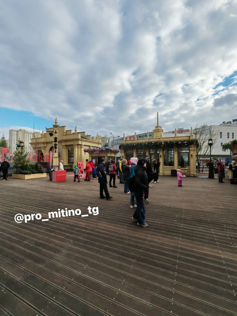 Ремонт на фестивальной площадке у метро закончен и площадка приняла первых посетителей на фестивале!