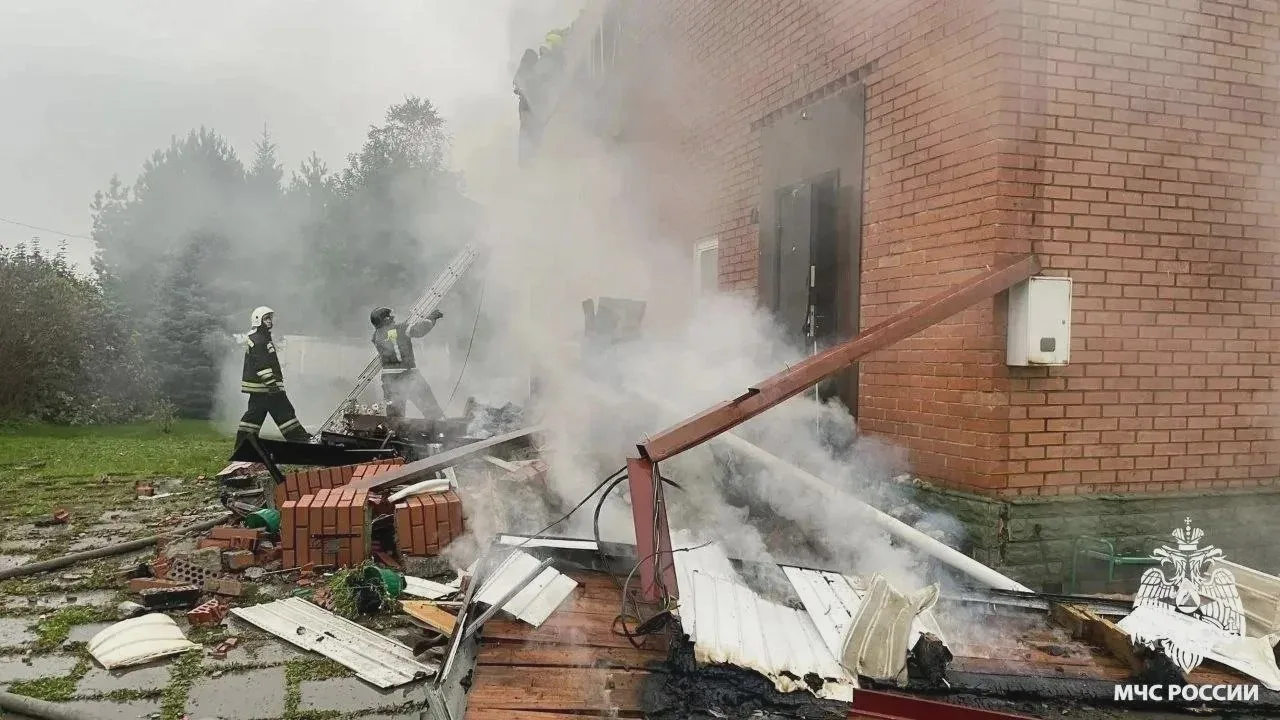 Огонь охватил дом и гараж в Атаманово
