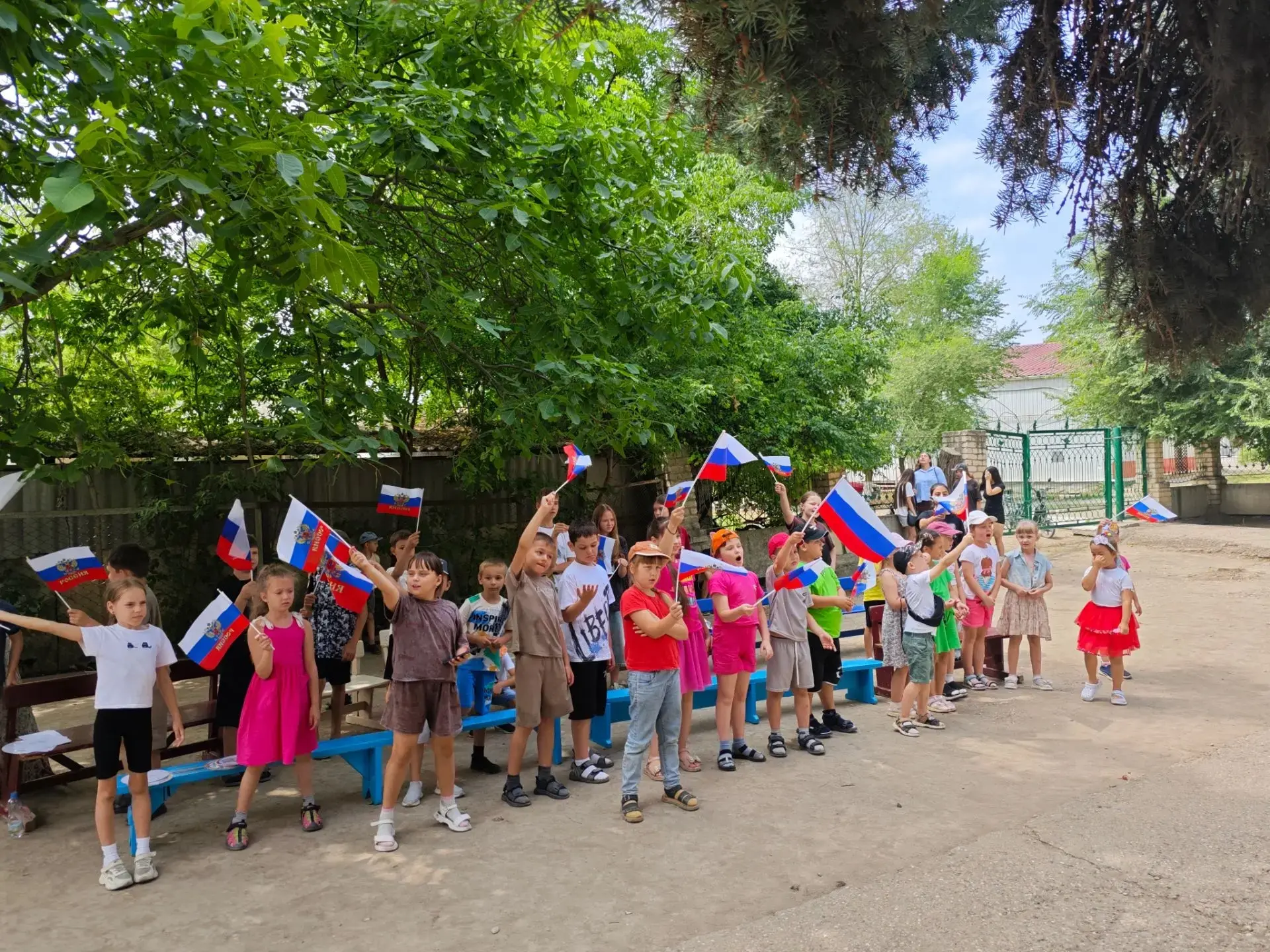 11 день лагерной смены прошёл под девизом "Россия - мой дом" 🇷🇺
По традиции начало новый недели мы