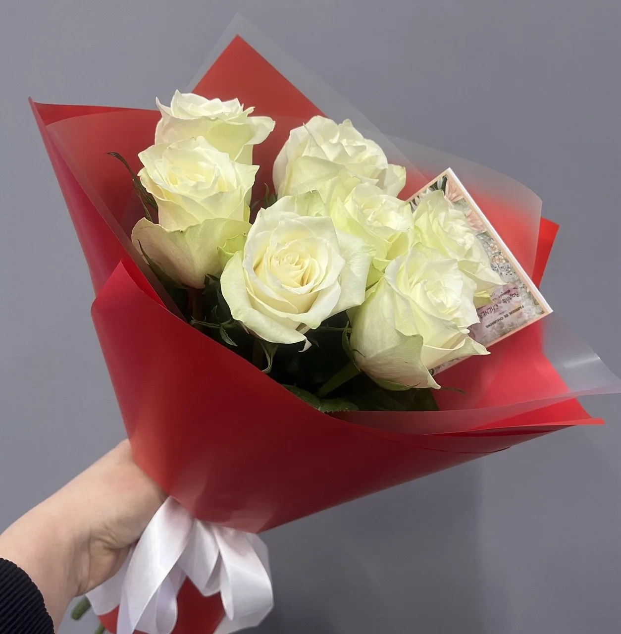 Букет-комплимент из 7 белых кенийских роз.