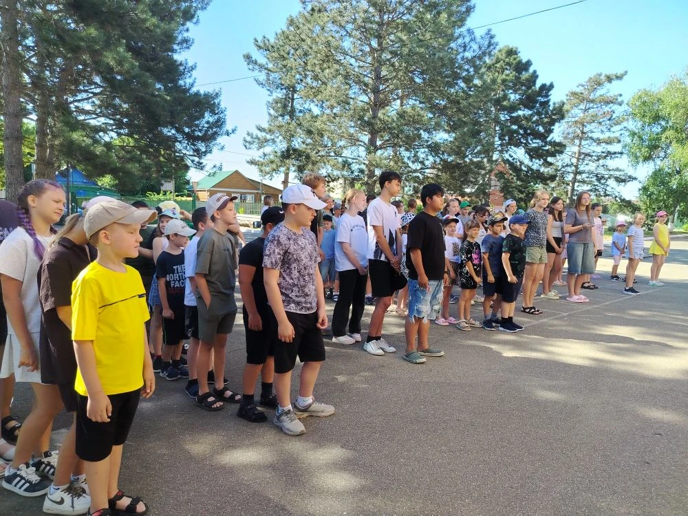 🎉 Сегодня наша школа буквально заиграла яркими красками — у нас настоящий праздник! ✨

Мы торжестве