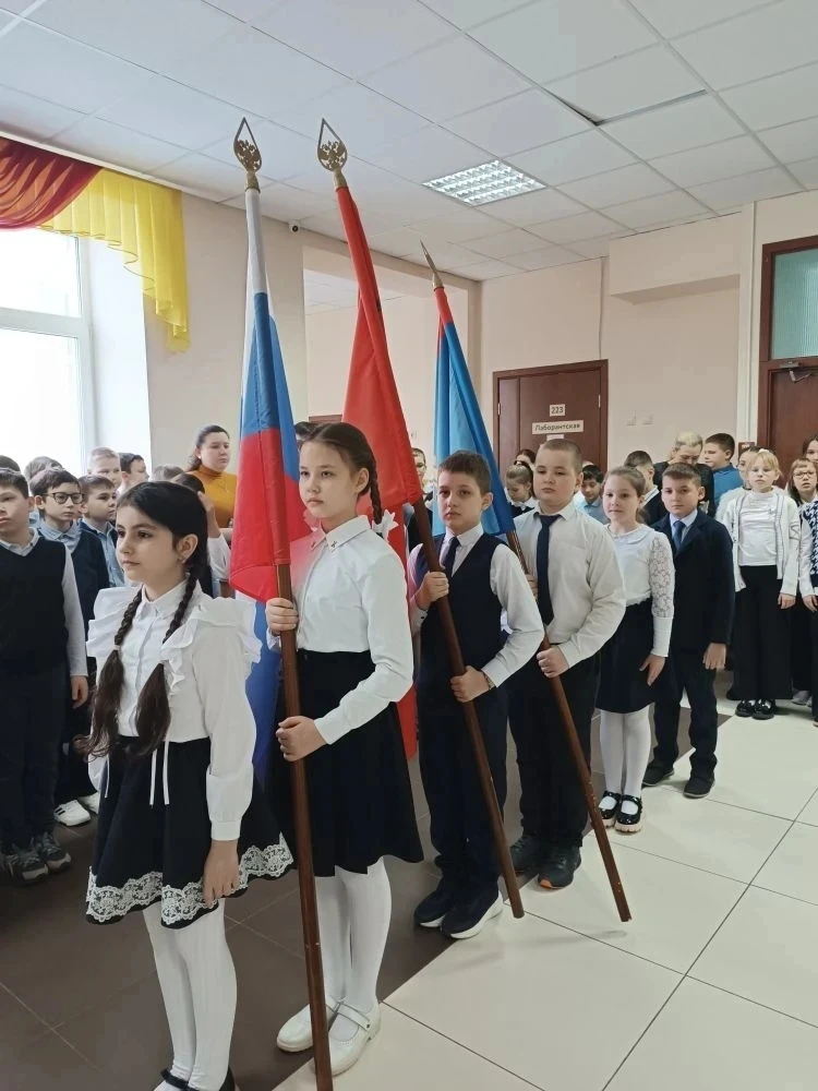 Утро понедельника в нашем лицее началось традиционно: торжественная церемония поднятия флага и испол