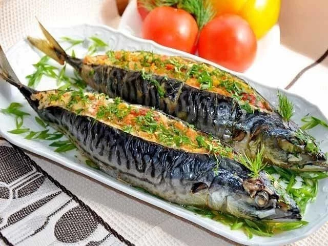 СКУМБРИЯ В ФОЛЬГЕ С МОРКОВЬЮ #запекание 
@domashnie_receptiki

Ингредиенты:
 Скумбрия - 1 шт 
 Морко