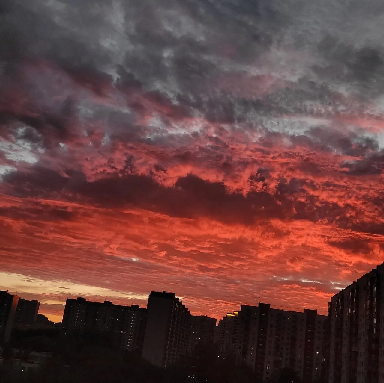 Ещё немного полюбуемся на шикарный закат, которым поделились подписчики ❤