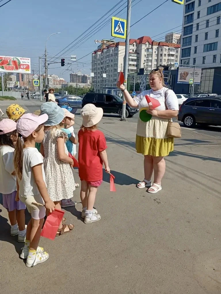 🚦 Как мы учились безопасно переходить дорогу!

Сегодня группы №7 «Белочка» и №15 «Ромашка» отправил