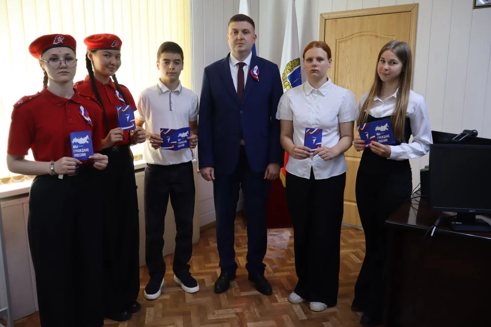 🇷🇺 Сегодня вручил паспорта гражданина РФ активистам «Движения Первых» — участникам программы «Мы —