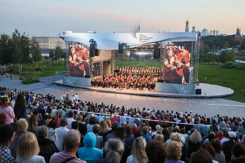 🎭 Большая сцена под открытым небом в «Зарядье»