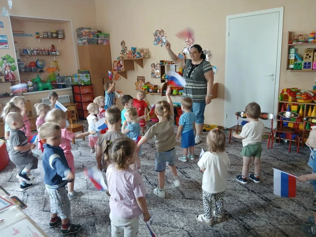 👦 Танцуют все — даже самые маленькие патриоты! 🇷🇺

Через музыку и движение мы даём детям почувств