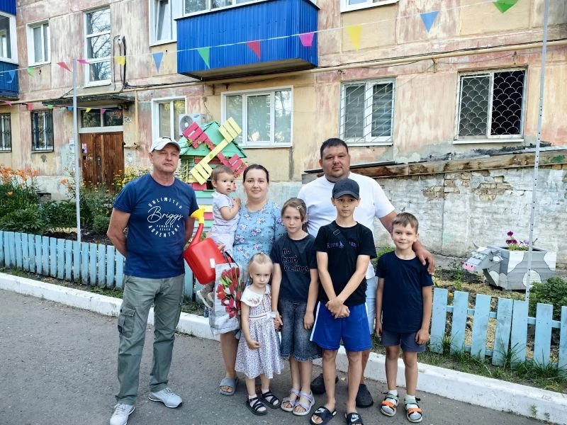В День семьи, любви и верности в Сызрани соседи поздравили друг друга с победой в конку...