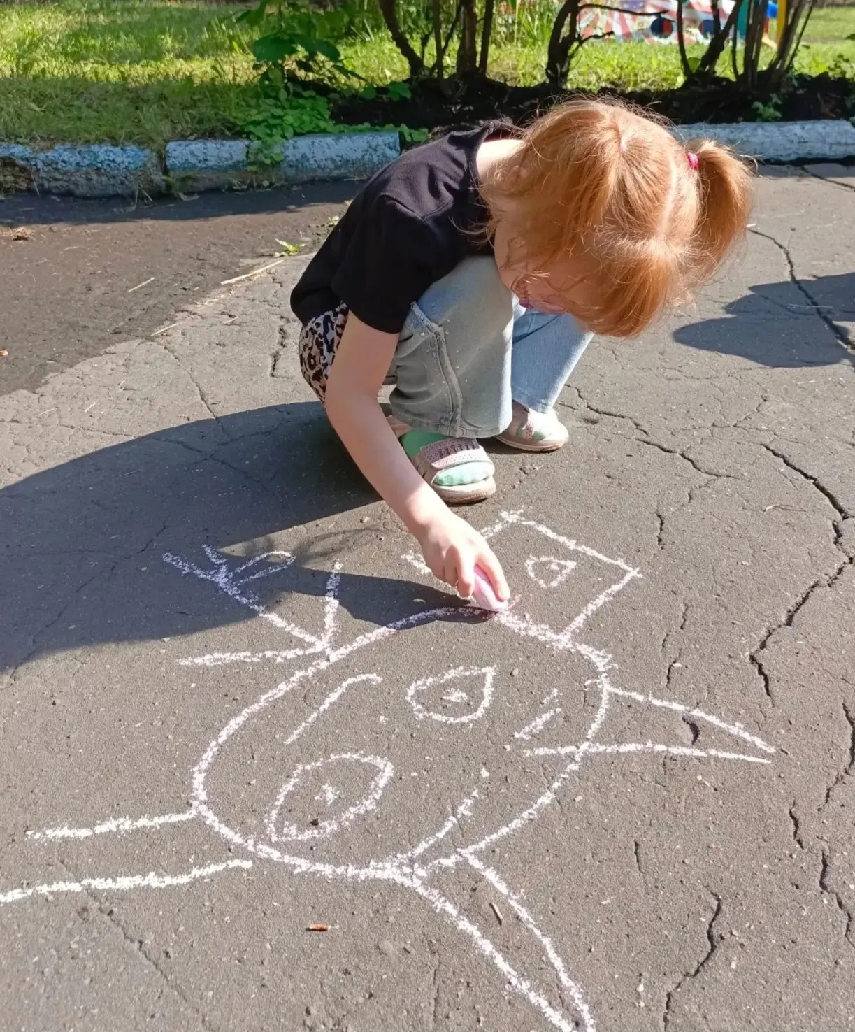 Цветные ладошки и счастливые лица 🎨

Сегодня асфальт под нашими ногами превратился в огромный холст