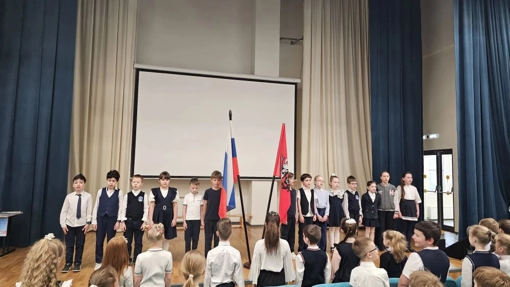 🇷🇺 4 мая традиционные торжественные линейки прошли во всех корпусах нашей школы. В корпусах Ховрино 