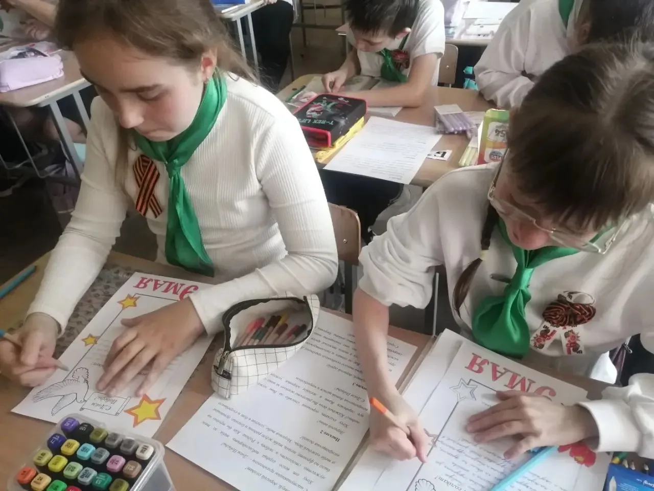 🗓️Ученики  4Б класса пишут письма солдатам, поздравляя их с 9 Мая.   💫Дети вкладывают в свои строки 