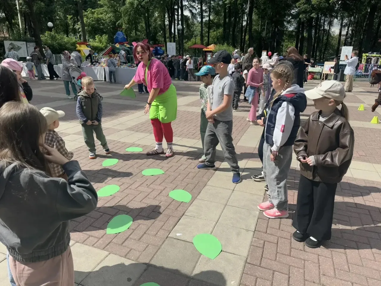 1 июня-день защиты детей. В этот чудесный солнечный день начал работу летний лагерь "Яб...