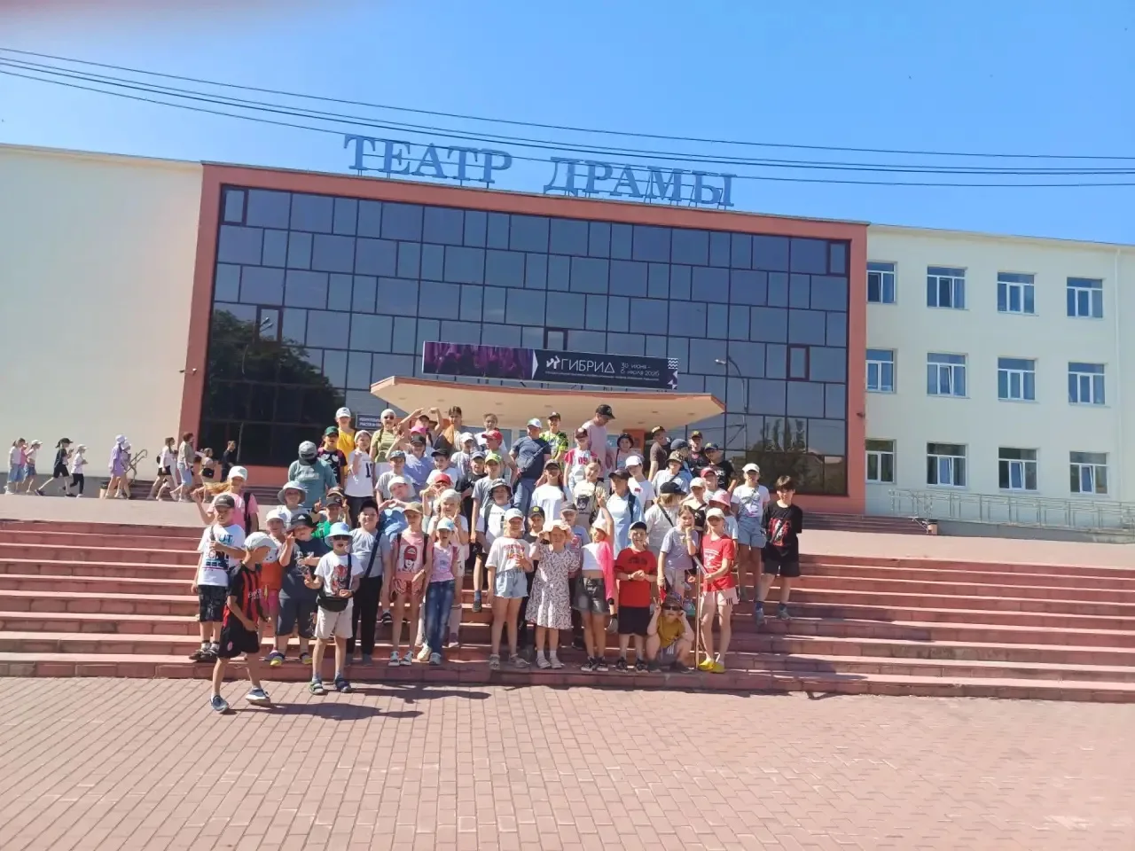 ✨Театр, фестиваль и большие гонки: как прошёл наш солнечный день!
🎭Всё началось утром с культурной 