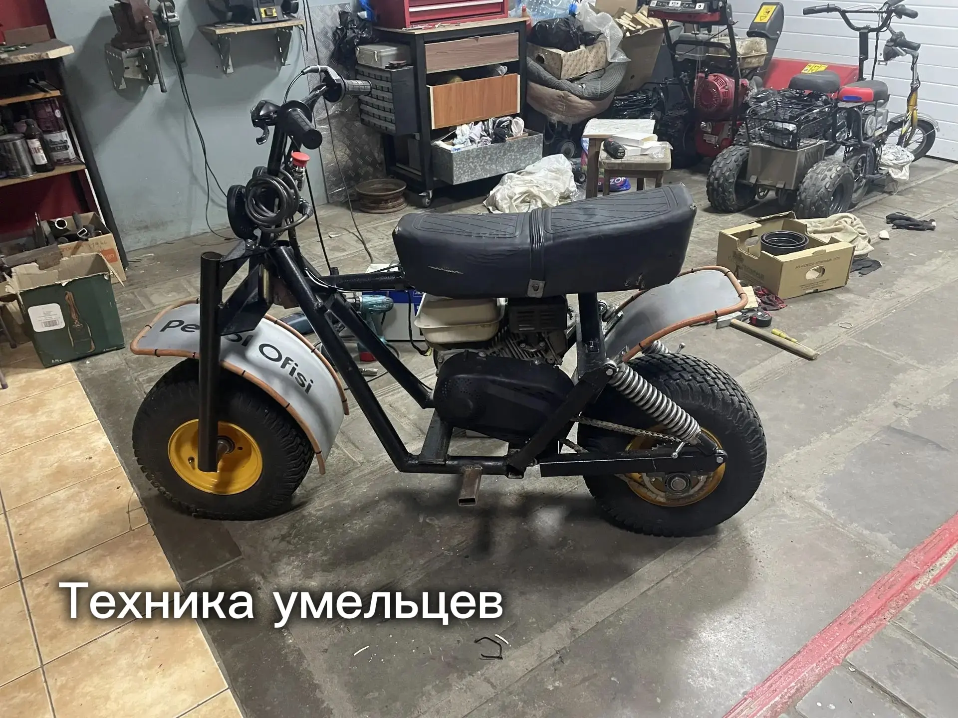 Мотоцикл умельца из Сахалинской области.
Руль от велосипеда BMX, вилка из трубы диаметр 32 мм (стенк