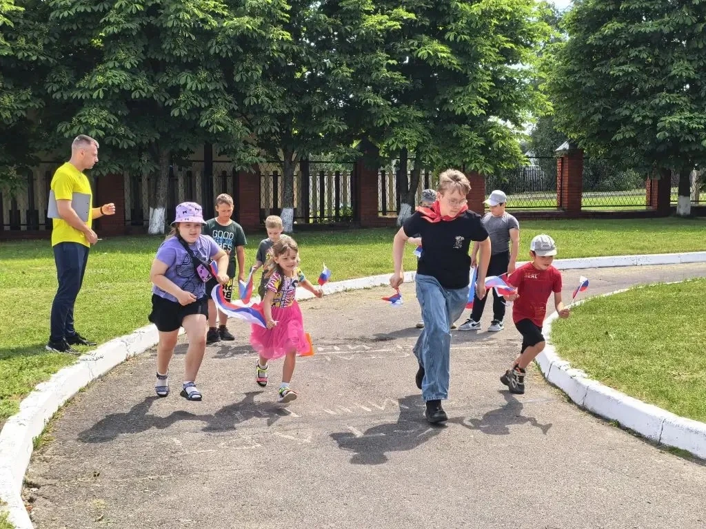 В преддверии Дня России в пришкольном лагере «Дружба» прошло яркое событие — «Спортивный забег». Юны