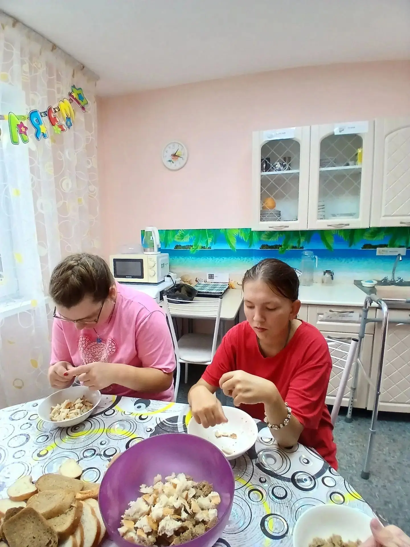 «От крошек до крыльев: как ребята кормили голубей»