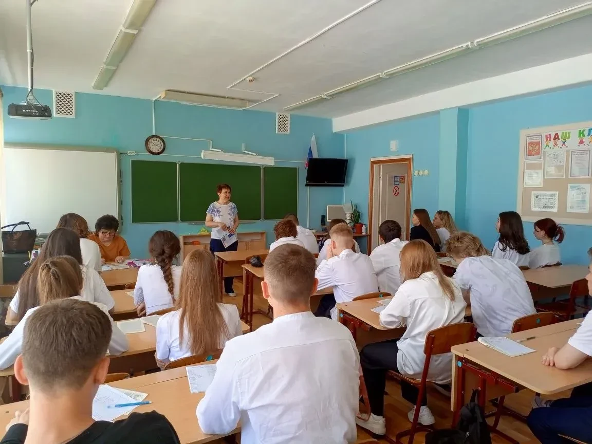 Представитель ВИТИ НИЯУ МИФИ вручила приглашение на поступление в вуз одиннадцатиклассникам. Чем выш
