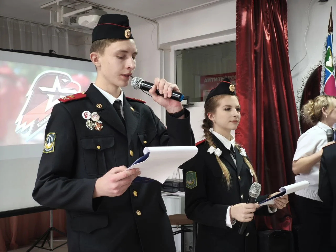 Иногда всего один школьный день может вместить в себя целую палитру чувств и оставить след в сердце.