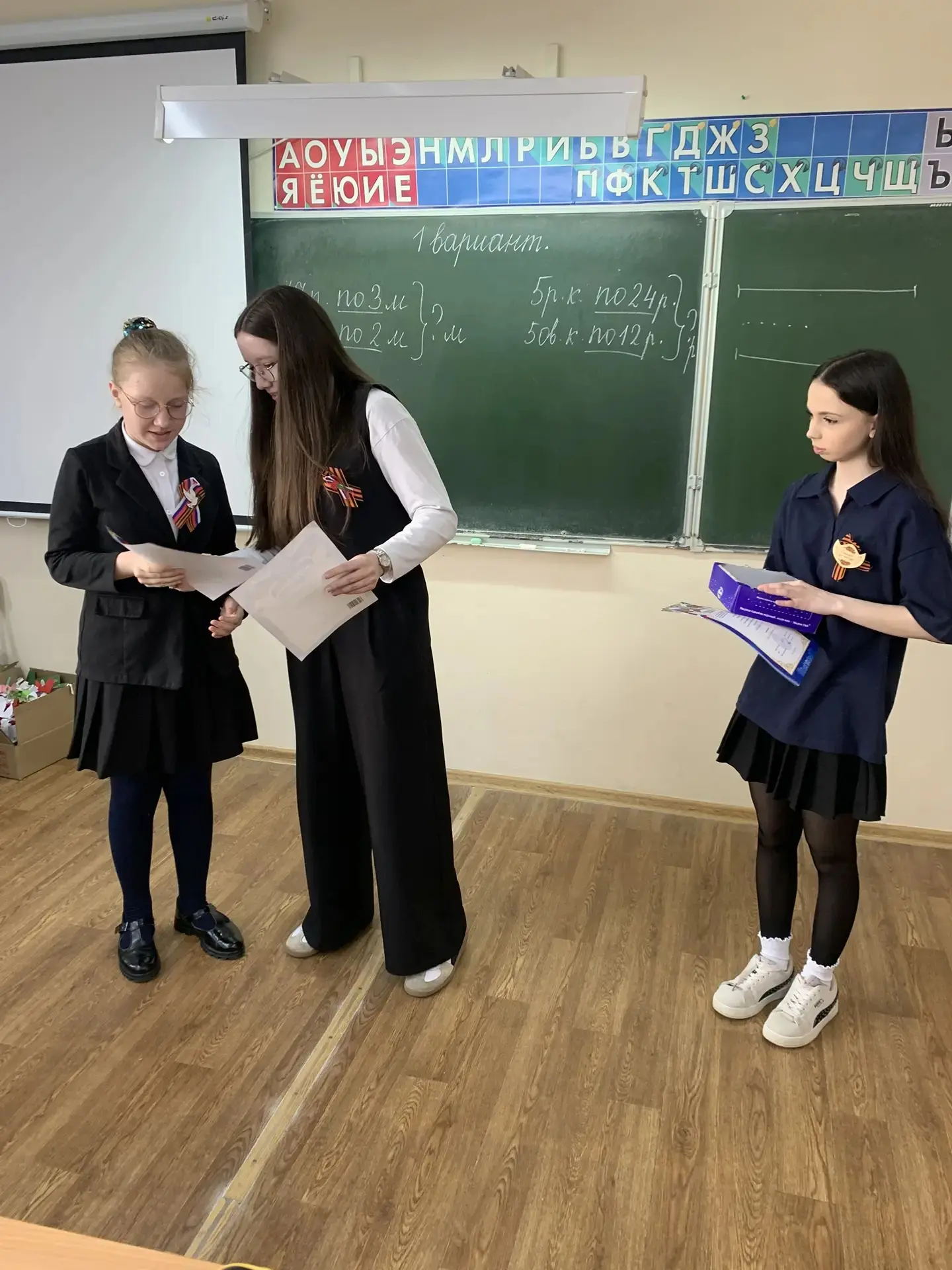 Сегодня мы награждали грамотами и сладкими призами победителей конкурса поделок к Дню космонавтики! 