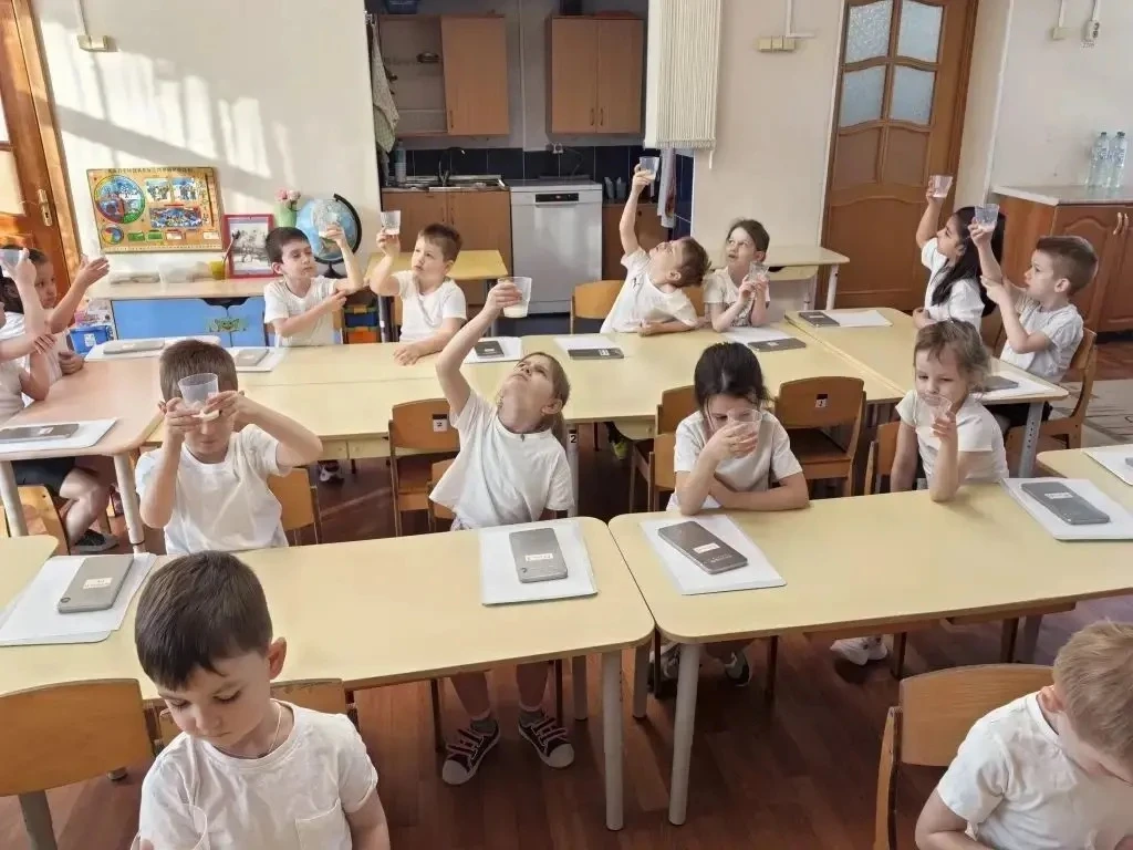 💧 22 марта отмечается Всемирный день воды.  👩‍🏫 Воспитатель Нино Амирановна провела для ребят из гру