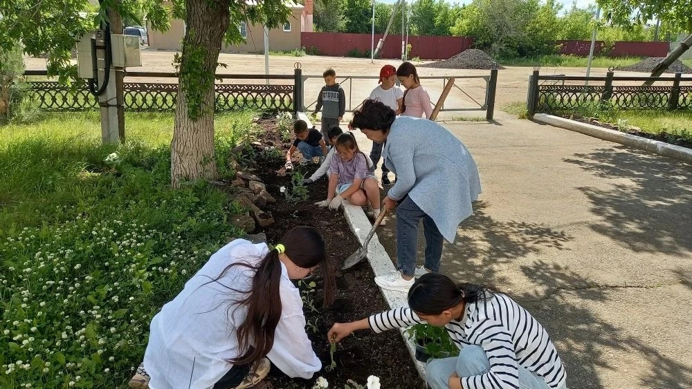 🌸 2 отряд творит красоту! 🌼

Ребята из 2 отряда не теряют времени даром — они взялись за важное де
